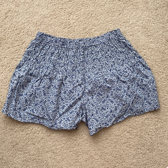 Madewell 2022 Smocked Pull-On Shorts in Florentine Floral (Size L) - Picture 3 of 4